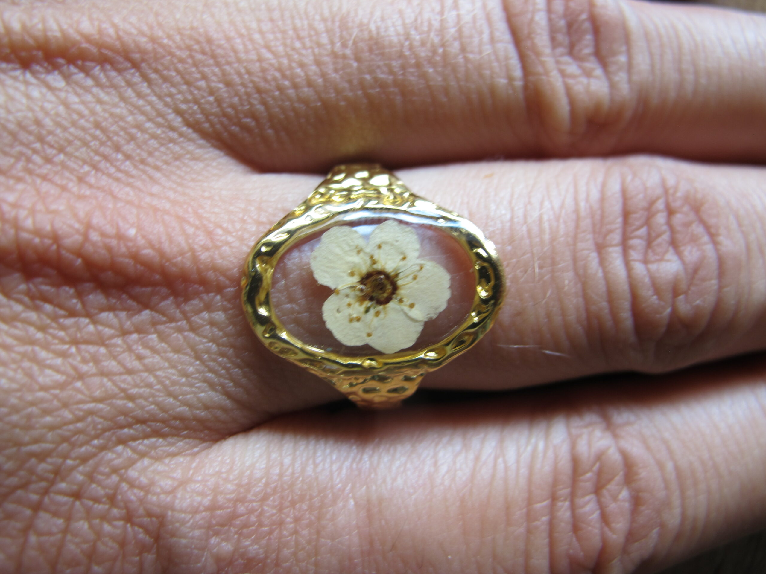 Bague martelée dorée - Spirée – Image 4